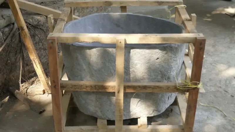 Product image 3 of the product “Basin from Riverstone, Natural surface, polished inside. Length 87 cm, Width 83 cm, Height 50 cm, Depth 40 cm. ”